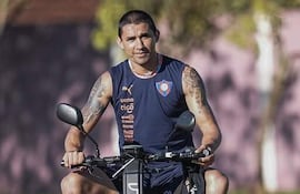 El capitán azulgrana, Víctor Gustavo Velázquez Ramos (34), con un breve paseo sobre una moto eléctrica en Minga Guazú.