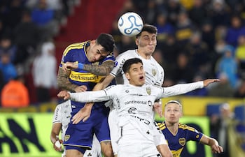 El defensor de Boca Juniors Lautaro Di Lollo (L), el mediocampista de Recoleta #07 Ronal Domínguez (C) y el defensor argentino de Recoleta Nicolas Marotta saltan para cabecear el balón durante el partido de ida de los octavos de final de la Copa Sudamericana entre Boca Juniors de Argentina y Deportivo Recoleta de Paraguay, en el estadio Tomás Adolfo Duco de Buenos Aires.