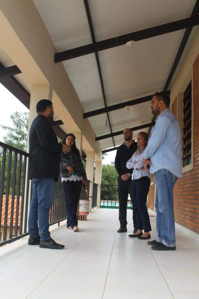 Los representantes de la parlamentaria verificaron la construcción de dos aulas en la Escuela María Auxiliadora de Ñemby, que es cuestionada por los padres.