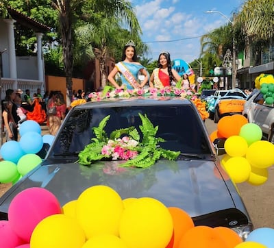 Jóvenes se lucieron con sus coloridas carrozas durante el tradicional corso.