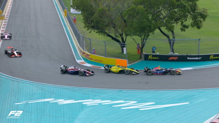 El monoplaza de Invicta Racing (amarillo) del piloto paraguayo Joshua Duerksen en la carrera sprint de la Fórmula 2 en el Autódromo Internacional de Miami, en Miami Gardens, Estados Unidos.