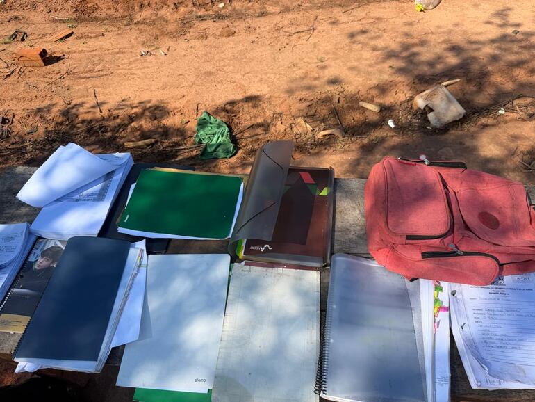 Las carpetas con documentos y actas, también fueron entregadas al Ministerio Público.