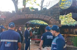 La Policía y funcionarios de la DNIT durante la intervención del local gastronómico..