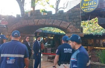 La Policía y funcionarios de la DNIT durante la intervención del local gastronómico..