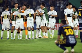 Los jugadores de Olimpia festejan la clasificación a la fase de grupos de la Copa Sudamericana 2026 en el partido contra Sportivo Trinidense en la Fase Preliminar en el estadio Defensores del Chaco, en Asunción, Paraguay.