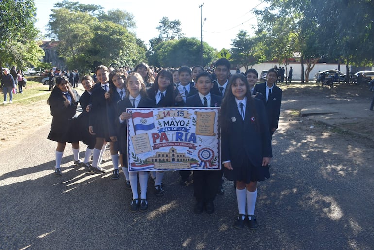 Alumnos de la Escuela Básica N.º 1.915 “Agustín Pío Barrios” momentos antes del desfile estudiantil en homenaje a la Patria y al Día de la Madre.