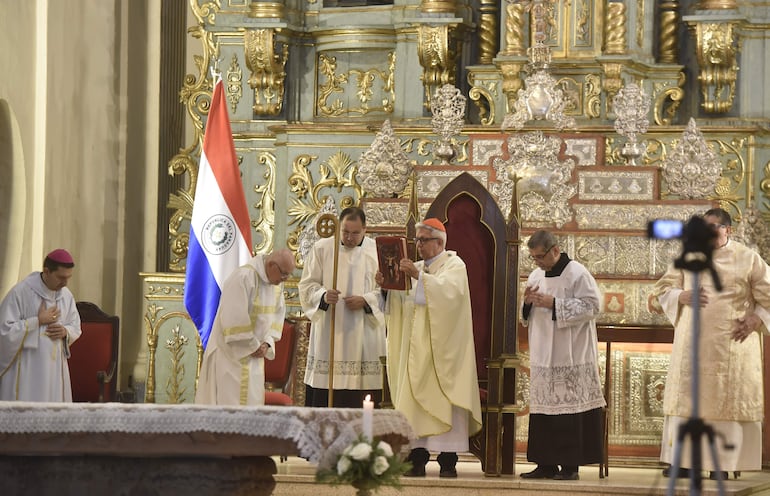 El nuncio apostólico Vincenzo Turturro (solo a la izquierda), acompañó la misa de Navidad en la Catedral Metropolitana de Asunción.
