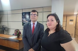La jueza Sady Carolina Barreto Torres (d) y su abogado Ovidio Arévalo. La primera denunció a Jorge Bogarín Alfonso y Asdrúbal Fretes.