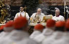 El papa León XIV (C) presidente el consistorio extraordinario convocado por la Santa Sede.