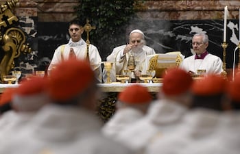 El papa León XIV (C) presidente el consistorio extraordinario convocado por la Santa Sede.