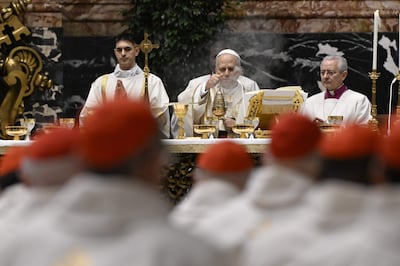 El papa León XIV (C) presidente el consistorio extraordinario convocado por la Santa Sede.