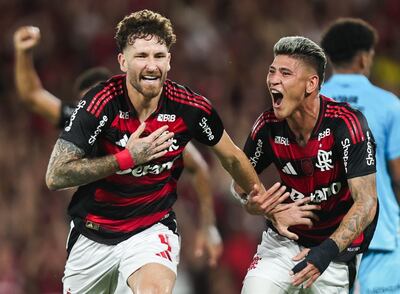 Leo Pereira, puntal defensivo del Flamengo, celebra un gol con el colombiano Jorge Carrascal.