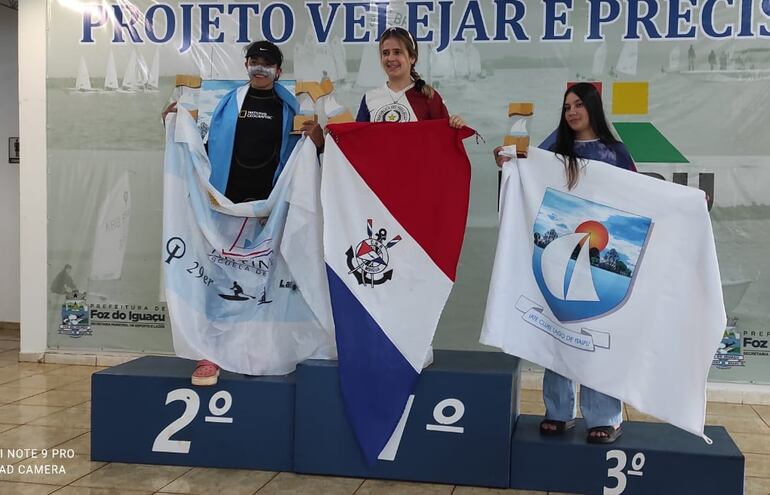 La paraguaya Rhuby Mendoza (20 años) en lo alto del podio de la Regata Itaipú Binacional ICLI.