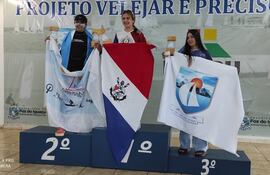 La paraguaya Rhuby Mendoza (20 años) en lo alto del podio de la Regata Itaipú Binacional ICLI.
