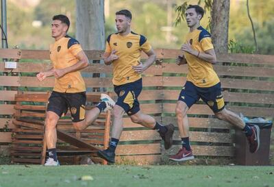 Elías Contreras (i), Felipe Pasadore y Julián Marchio, incorporaciones argentinas del Sportivo Luqueño.