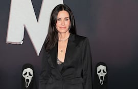 La famosa actriz Courteney Cox llegando a la premier de "Scream 7" en el Paramount Theatre de Los Ángeles. (Jean-Baptiste LACROIX / AFP)