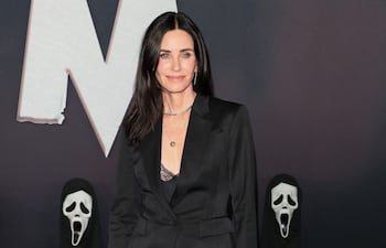 La famosa actriz Courteney Cox llegando a la premier de "Scream 7" en el Paramount Theatre de Los Ángeles. (Jean-Baptiste LACROIX / AFP)