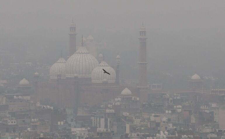 Una vista de la mezquita Jama Masjid en medio de una densa niebla tóxica en Nueva Delhi, India, el 30 de octubre de 2025.