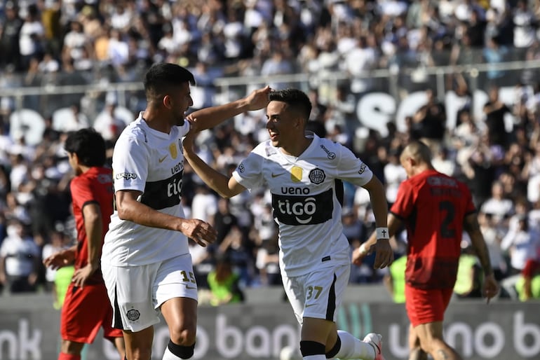 Bernardo Romeo Benítez celebra el tanto con Mateo Gamarra, que fue anulado posteriormente, por una posición adelantada en la previa.
