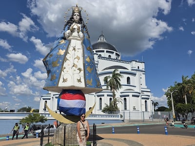 La escultura gigante de la Virgen de Caacupé recibe a los peregrinos que llegan a la Basílica desde hace un año.