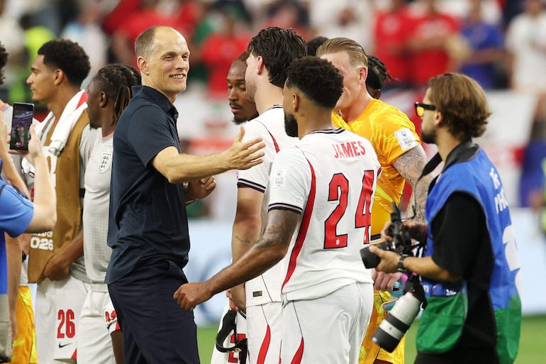 Thomas Tuchel, director técnico de Inglaterra, celebra con sus jugadores tras la victoria por 4-2 durante el partido del Grupo L de la Copa Mundial de la FIFA 2026 entre Inglaterra y Croacia en el Dallas Stadium.