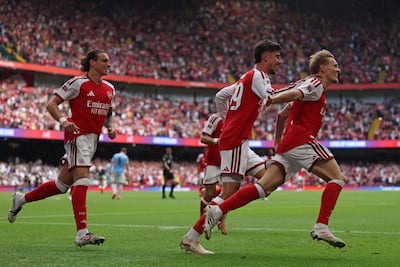 El noruego Martin Odegaard encabeza el festejo de uno de los goles del Arsenal contra el Manchester City, en Gales.
