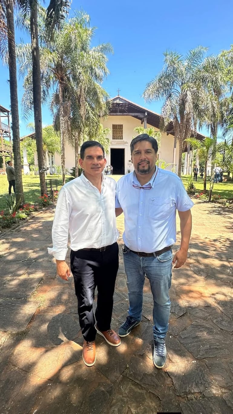 El ministro Juan Carlos Baruja (HC) junto al precandidato para la intendencia de Paraguarí, Osmar Galeano.