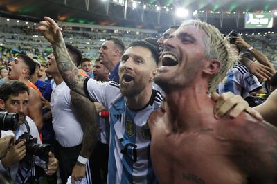 Lionel Messi (c) y Rodrigo De Paul, de Argentina, celebran tras vencer a Brasil hoy, en un partido de las eliminatorias para la Copa Mundo de Fútbol de 2026 en el estadio Maracaná en Río de Janeiro.