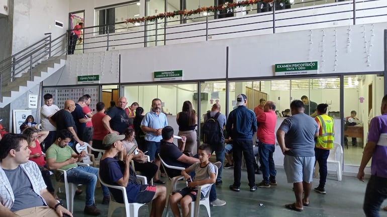 Contribuyentes hoy formando fila en la Municipalidad de Lambaré.