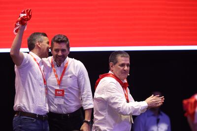 El presidente de Paraguay, Santiago Peña (i), el vicepresidente Pedro Allina (2-i), y el expresidente y líder del Partido Colorado, Horacio Cartes durante la plenaria del movimiento político Honor Colorado el pasado sábado.