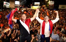 Miguel Prieto y Daniel Mujica celebrando la aplastante victoria de la oposición en Ciudad del Este.