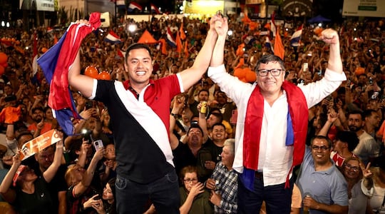 Miguel Prieto y Daniel Mujica celebrando la aplastante victoria de la oposición en Ciudad del Este.