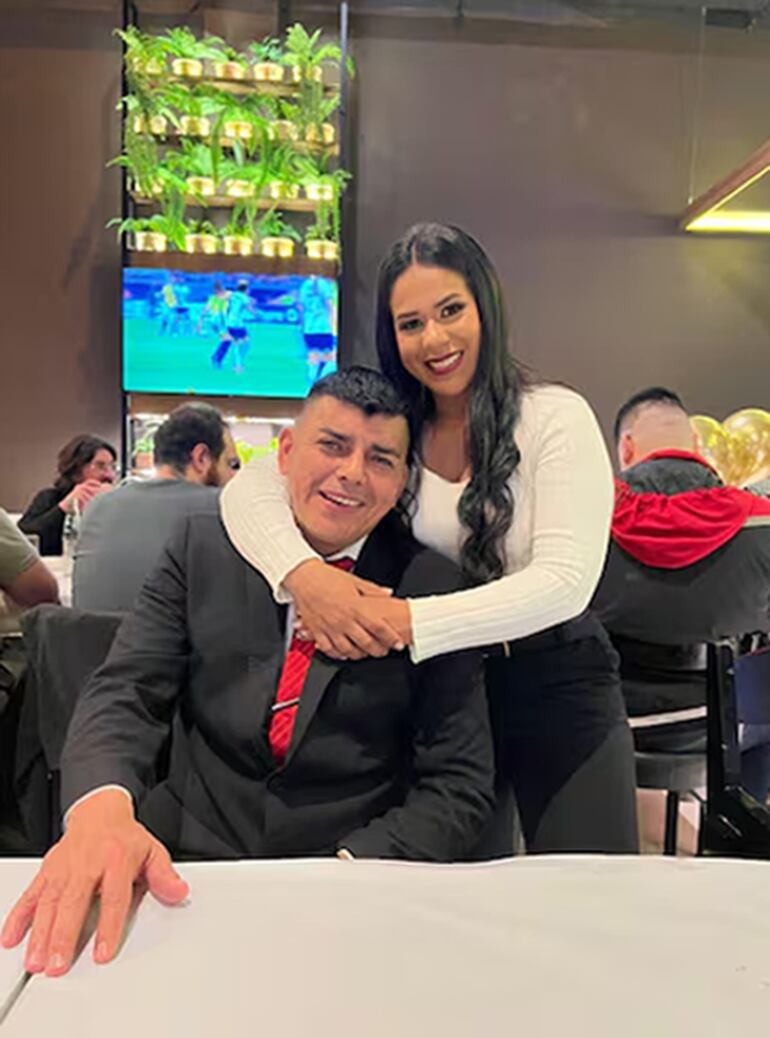 El intendente de Areguá, Denis Torres, y su novia Maribel Benítez, funcionaria del Senado asignada al despacho del cartista acusado Erico Galeano.  