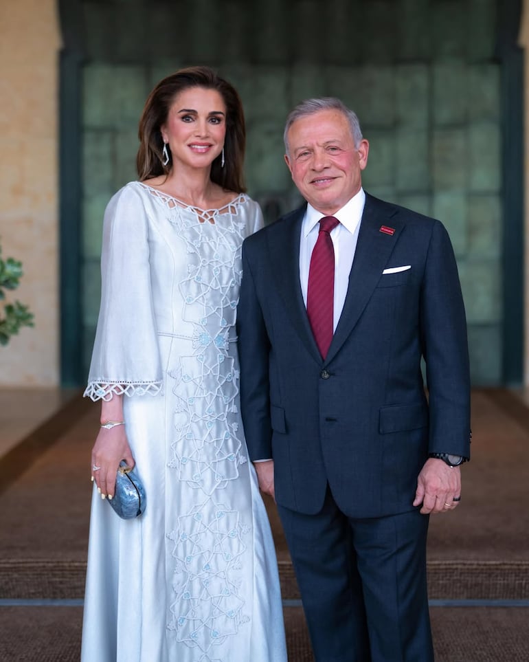 La hermosa reina Rania junto a su esposo, el rey Abdalá, en la celebración de los 80 años de Independencia de Jordania.