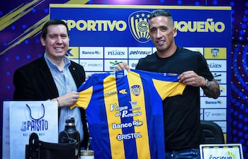 El presidente del Sportivo Luqueño, Hugo Daniel Rodríguez y el actual entrenador del plantel auriazul, Lucas Barrios.