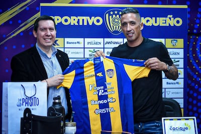 El presidente del Sportivo Luqueño, Hugo Daniel Rodríguez y el actual entrenador del plantel auriazul, Lucas Barrios.