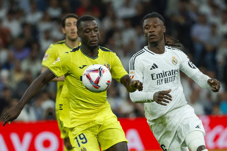 MADRID, 05/10/2024.- El centrocampista francés del Real Madrid Eduardo Camavinga (d) lucha con Pepe, del Villarreal, durante el partido de la jornada 9 de Liga que disputan Real Madrid y Villarreal CF este sábado en el estadio Santiago Bernabéu. EFE/ZIPI ARAGON

