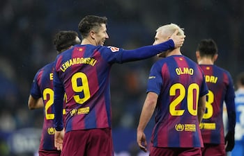 El delantero del Barcelona Robert Lewandowski (izquierda) celebra su gol durante el partido de la jornada 18 de LaLiga entre el RCD Espanyol y el FC Barcelona, este sábado en el RCDE Stadium.