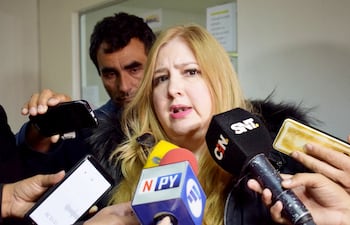 La fiscala Liliana Alcaraz se presentó ayer a la mañana en la Municipalidad de Luque para retirar numerosos documentos.