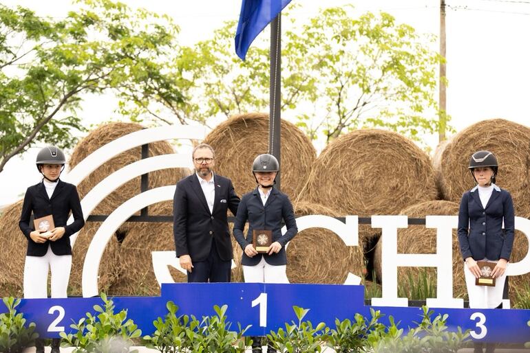 Erika Vouga llegó a lo alto del podio en una de las jornadas, y estuvo flanqueada por Alexia Díaz de Vivar (izq.)