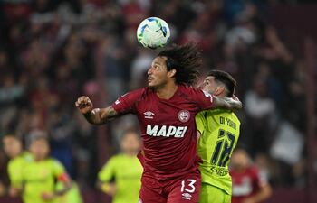 El defensor paraguayo de Lanús, José María Canale, y el delantero de Universidad de Chile, Lucas Di Yorio, luchan por el balón durante el partido de vuelta de la semifinal de la Copa Sudamericana, en el estadio Ciudad de Lanús, en Lanús, provincia de Buenos Aires.