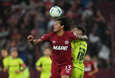 El defensor paraguayo de Lanús, José María Canale, y el delantero de Universidad de Chile, Lucas Di Yorio, luchan por el balón durante el partido de vuelta de la semifinal de la Copa Sudamericana, en el estadio Ciudad de Lanús, en Lanús, provincia de Buenos Aires.