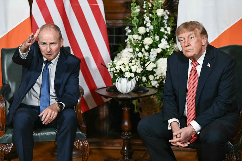 Trump llegó a Irlanda el 12 de septiembre para una visita de dos días, haciendo una escala de unas horas en Dublín antes de dirigirse al oeste, a su complejo Trump International Golf Links, para asistir al Abierto de Irlanda. (Photo by Brendan SMIALOWSKI / AFP)