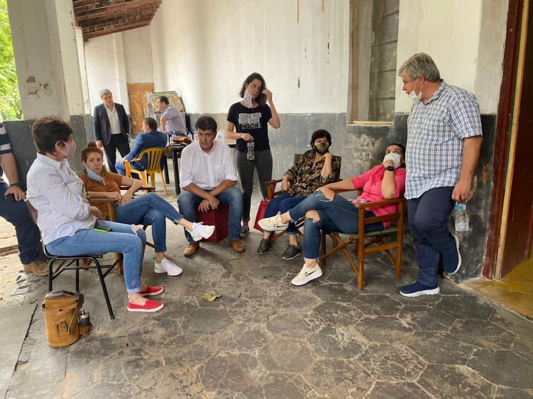 El expresidente del PLRA, Efraín Alegre (centro) junto a familiares y representantes partidarios, en la Agrupación especializada.