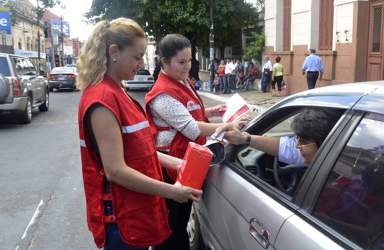 Colecta en el Día de la Banderita de la Cruz Roja.