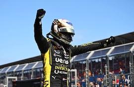 El paraguayo Joshua Duerksen, piloto de la escudería británica Invicta Racing, celebra la victoria en la carrera sprint de la primera fecha de la temporada 2026 de la Fórmula 2 de la FIA en el circuito de Albert Park, en Melbourne, Australia.