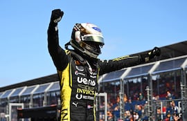 El paraguayo Joshua Duerksen, piloto de la escudería británica Invicta Racing, celebra la victoria en la carrera sprint de la primera fecha de la temporada 2026 de la Fórmula 2 de la FIA en el circuito de Albert Park, en Melbourne, Australia.