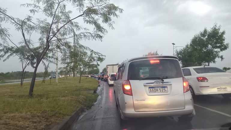 Fuertes lluvias desatan caos en el tránsito