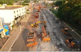 Maquinarias trabajando para limpiar la zona que ocupaba el fallido metrobús. Archivo