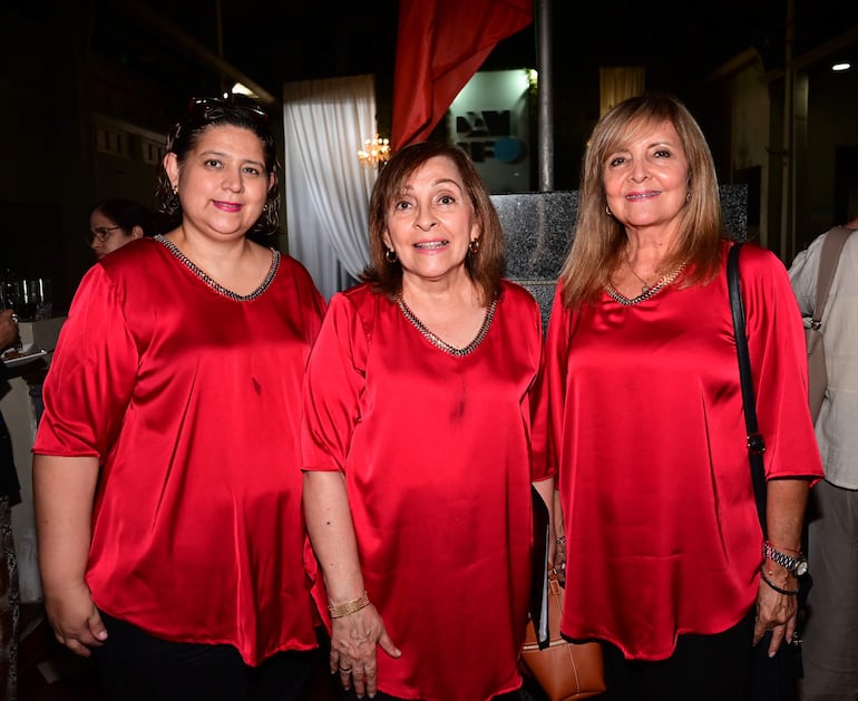 Natalia Insfrán de Bonzi, Myriam Torre y Graciela Bareiro. 